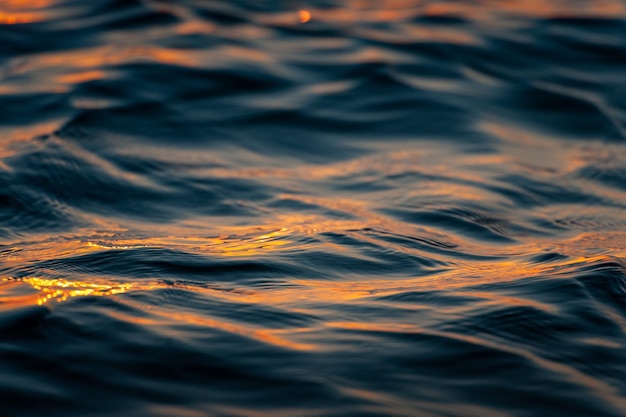 Foto de texturas de agua de onda al atardecer Desenfoque de movimiento Enfoque suave