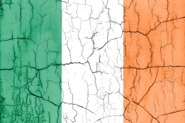 Foto texturizada de la bandera de la República de Irlanda con grietas