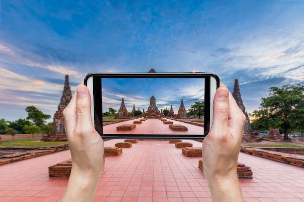 Foto de toma de la mano en el templo de wat chaiwatthanaram, ayutthaya, tailandia