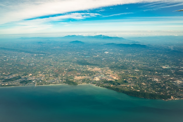 Foto tomada desde el avión a reacción que fotografió la amplia ciudad junto a la playa y el mar en el centro de Tailandia.
