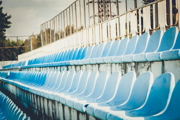 Foto foto de tonos de filas vacías de asientos en el antiguo estadio