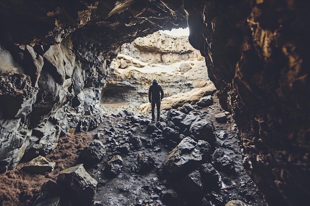 Foto foto trabajando en una cueva