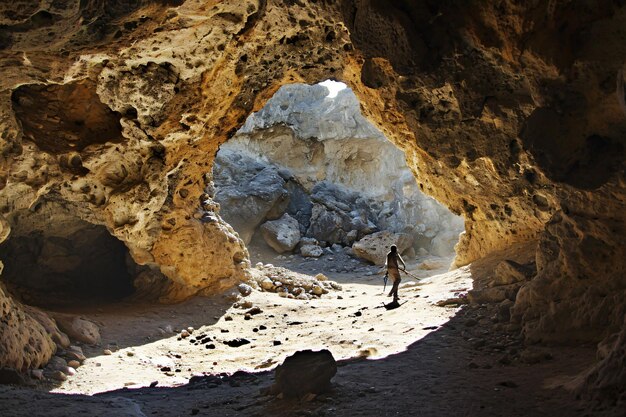 Foto foto trabajando en una cueva