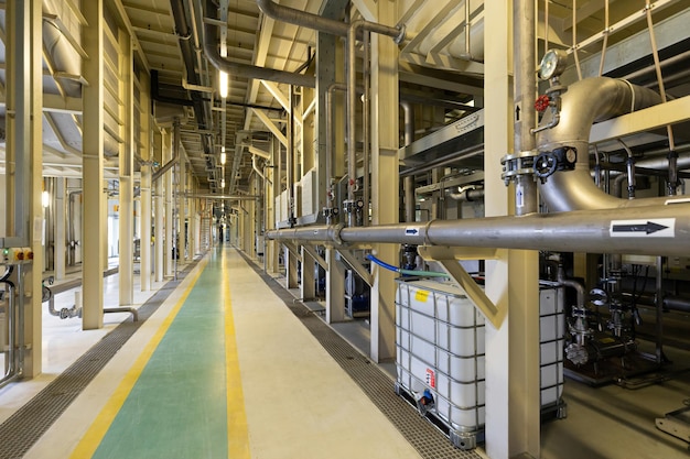 Foto de tuberías y tanques de producción de medicamentos y química interior de una fábrica farmacéutica