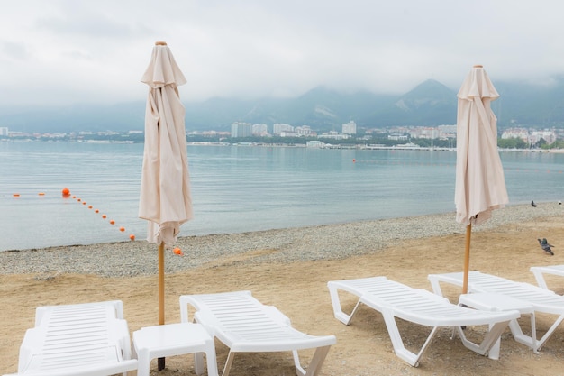 Foto de tumbonas en la playa soleada