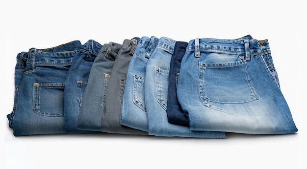 Foto Uma pilha de jeans dobrados isolados no fundo branco