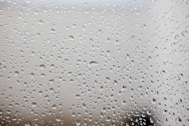 Foto de un vaso lleno de gotas de agua