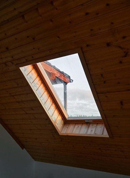 Foto de ventana de madera en la azotea