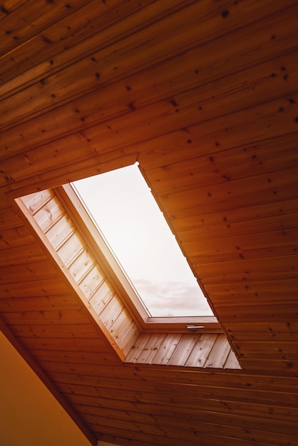 Foto de ventana de techo interior de madera