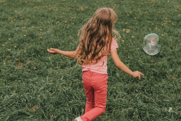 Foto de verano brillante y jugosa con una niña.