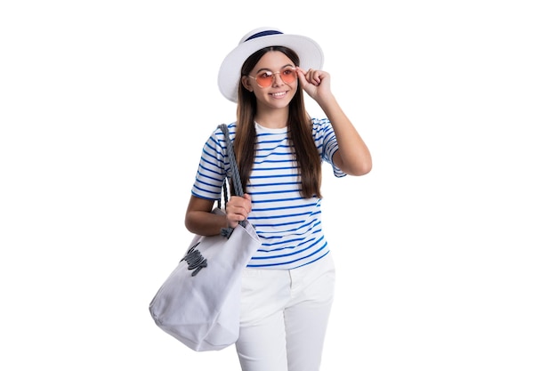 Foto de verano con estilo adolescente chica sonrisa con bolsa de playa verano elegante chica adolescente