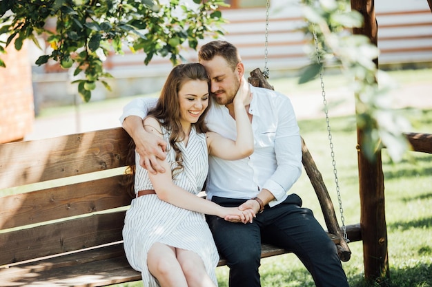 Foto de verano de una hermosa pareja joven en el jardín