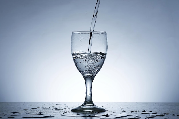 Foto de verter agua en SOUR GLASS
