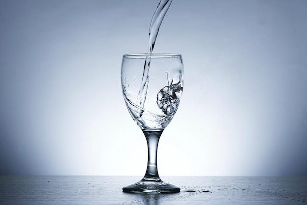 Foto de verter agua en SOUR GLASS