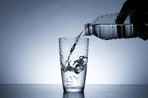 Foto de verter agua en un vaso de agua.