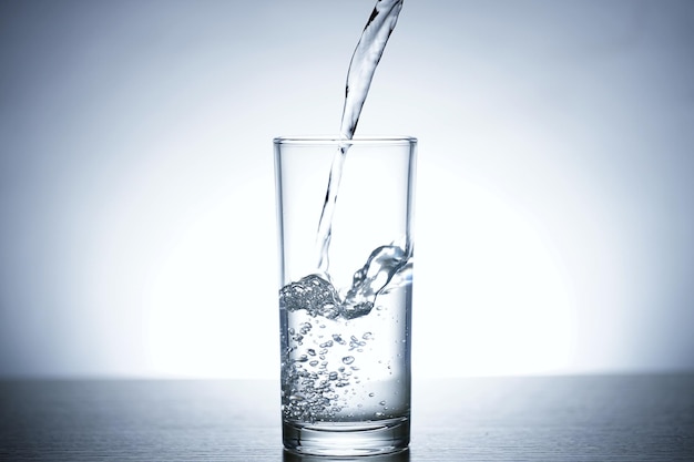 Foto de verter agua en un vaso de agua.