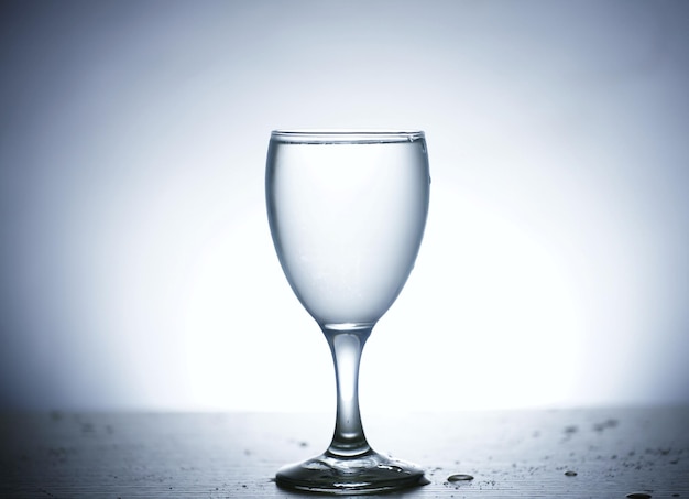 Foto de verter agua en un vaso de agua.
