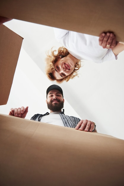 Foto vertical. casal feliz juntos em sua nova casa. concepção de movimento