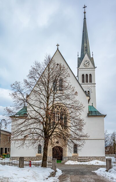 Foto vertical da fachada da Igreja Paroquial de St. Martin em Bled, noroeste da Eslovênia