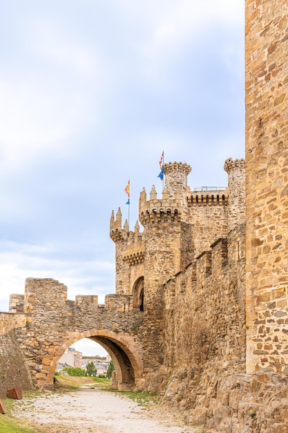 Foto vertical das paredes de um castelo medieval