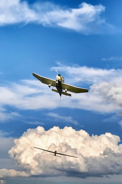 Foto vertical de baixo ângulo do avião sob um céu azul nublado