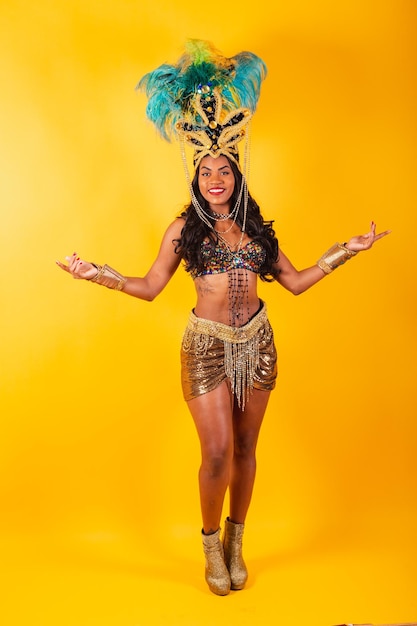 Foto foto vertical de corpo inteiro mulher negra brasileira em roupas de carnaval posando para uma foto