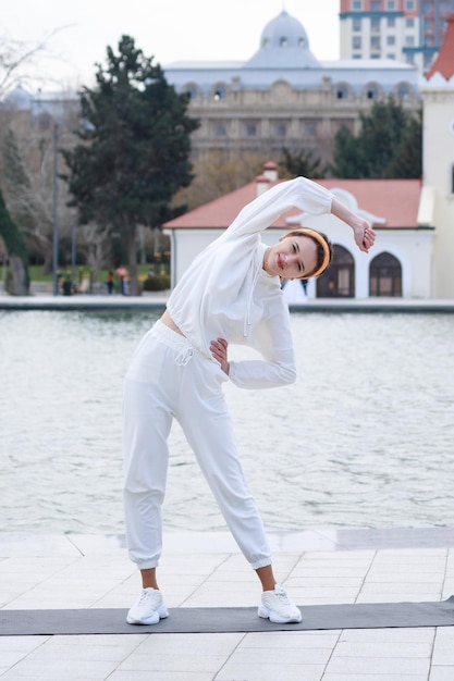 Foto vertical de jovem fazendo seus exercícios no parque Foto de alta qualidade