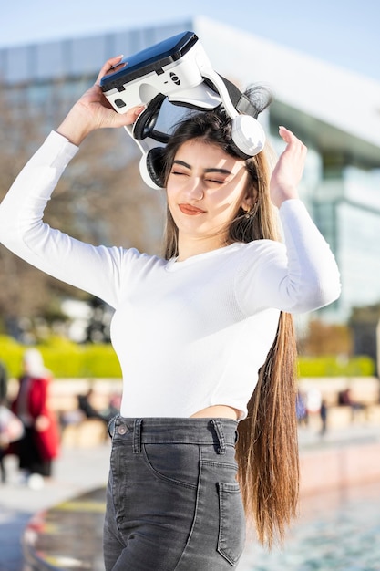 Foto vertical de jovem tirando óculos de realidade virtual foto de alta qualidade