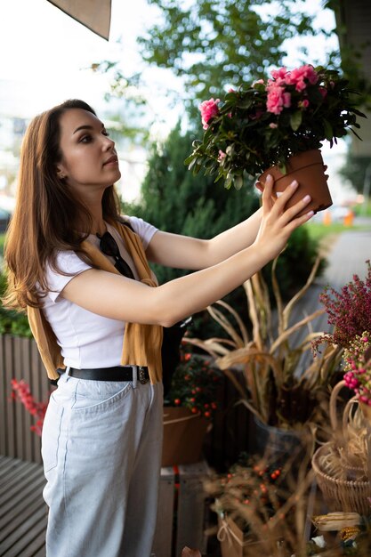 Foto foto vertical de mulher morena feliz bonita atraente positiva europeia vestindo branco elegante