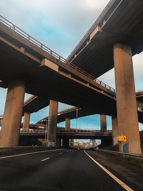 Foto vertical de pontes rodoviárias modernas.