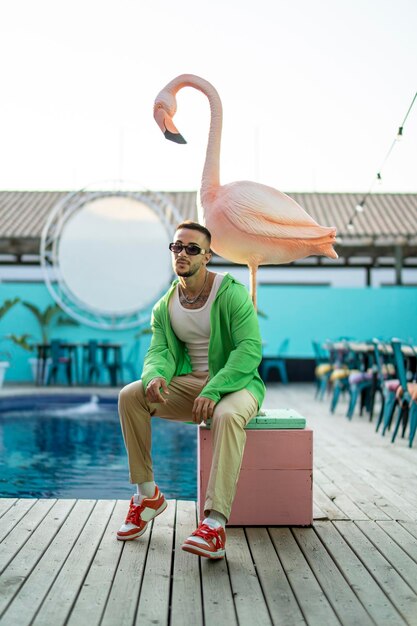 Foto foto vertical de um branco caucasiano posando para uma sessão de fotos na piscina