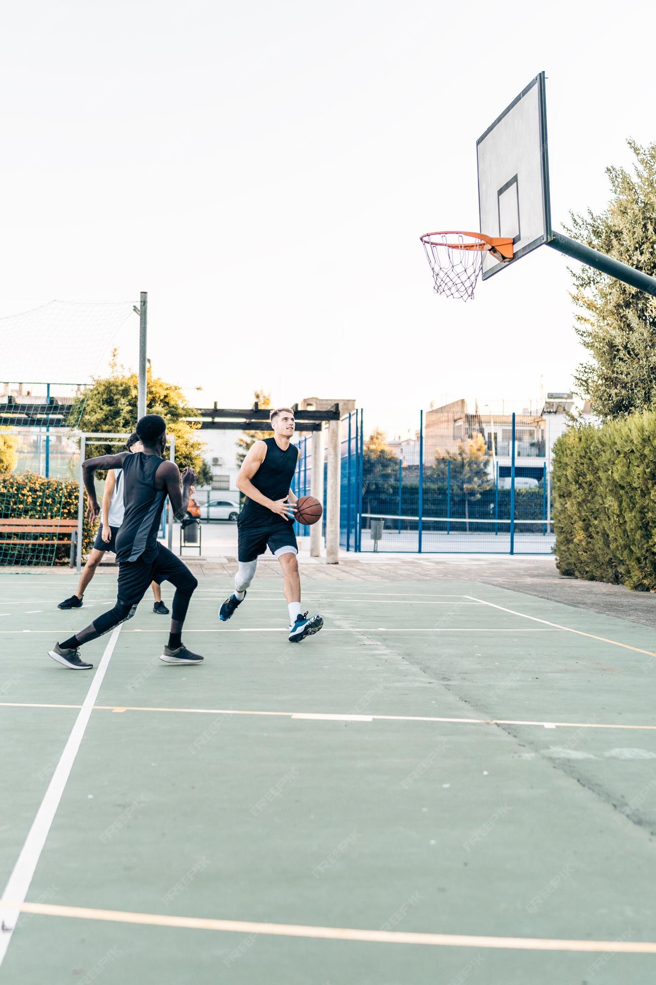 Foto Vertical De Uma Pessoa Jogando Basquete Foto de Stock