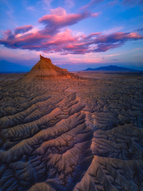 Foto vertical de uma bela paisagem de uma fábrica em Butte, Utah - perfeita para papel de parede