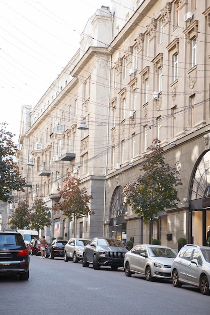 Foto vertical de uma rua comercial em uma cidade europeia