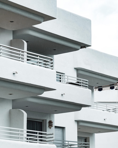 Foto vertical do edifício branco com várias varandas