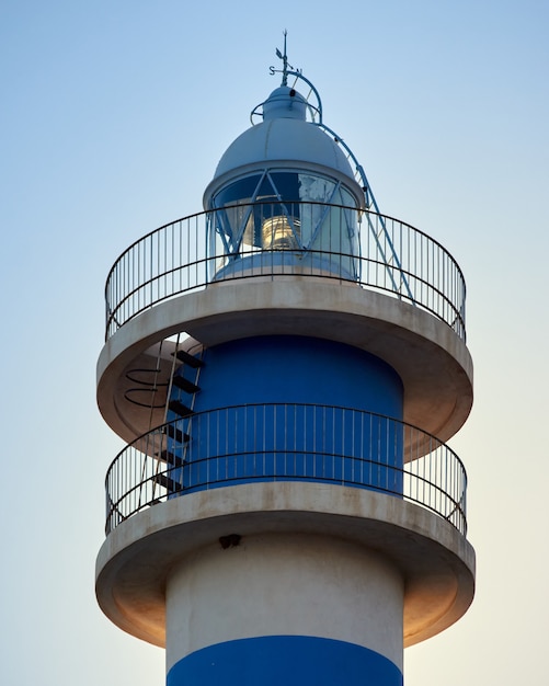 Foto foto vertical do farol de torre del mar, espanha