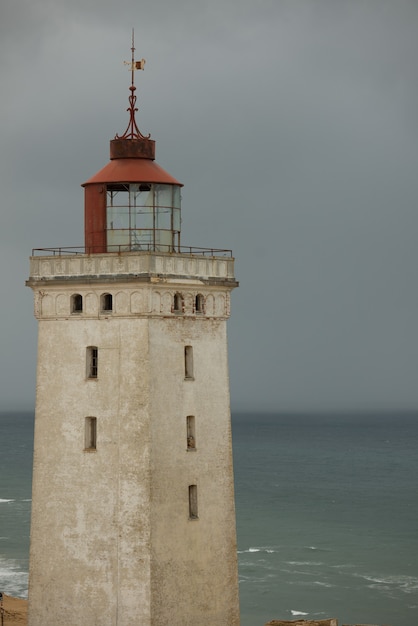 Foto vertical do farol Rubjerg Knude em Løkken, Dinamarca