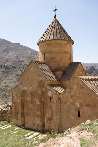 Foto vertical do mosteiro de Noravank na primavera, Armênia, abril de 2022