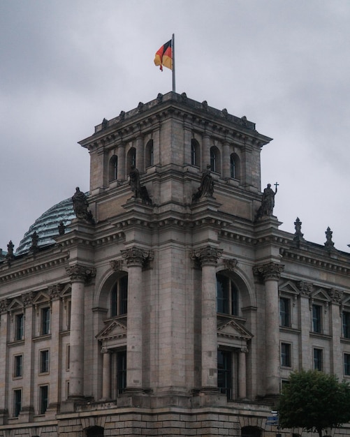 Foto vertical do prédio do Reichstag, Platz der Republik, Praça da República, Berlim, Alemanha