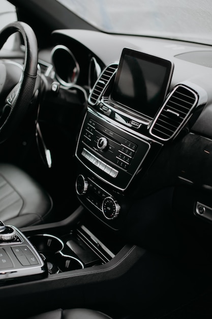 Foto foto vertical del interior del coche moderno de lujo.