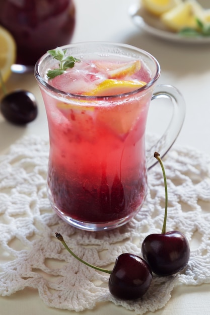 Foto vertical de limonada de cereza casera en vasos