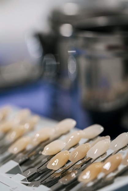 Foto vertical de una materia prima de cubiertas de esmalte dental en una clínica