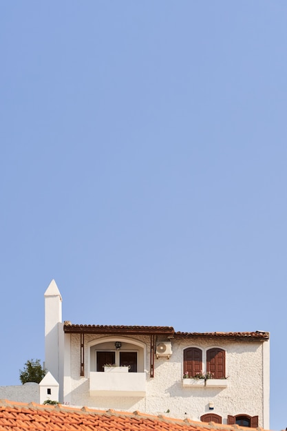 Foto vertical mínima de casa turca en el casco antiguo tradicional. Marmaris