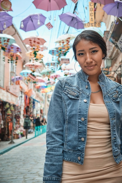 Foto foto vertical de una mujer latina en las calles turísticas de la paz bolivia concepto de viaje