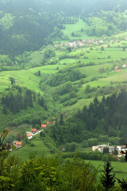 Foto foto vertical de un paisaje en el pueblo de bosnia y herzegovina