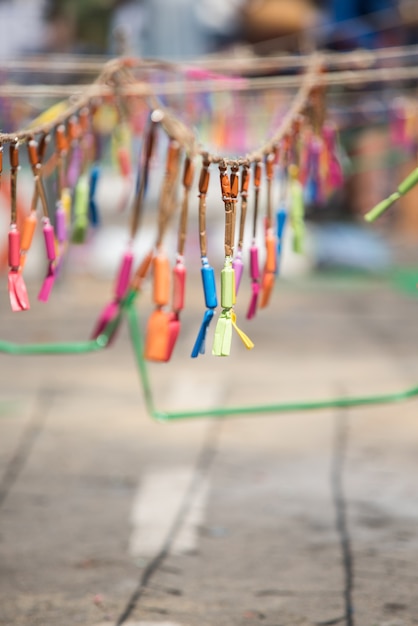 Foto foto vertical de petardos en fallas en la fiesta popular de valencia, españa.