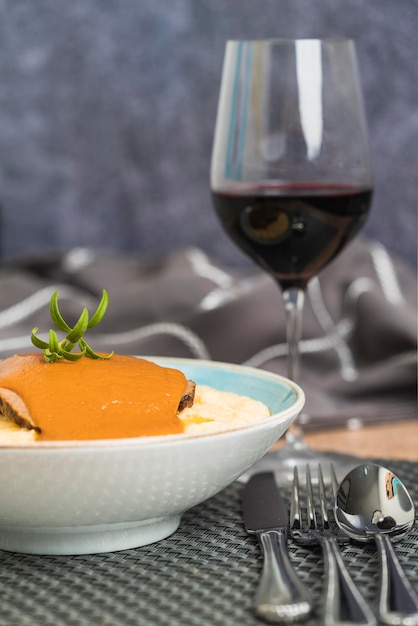 Foto vertical de un plato con harina de maíz con carne asada cubierta con salsa