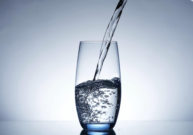 foto vertiendo agua en un vaso