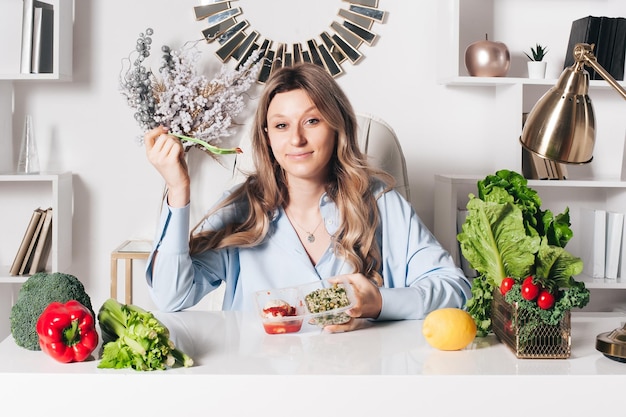 Esta foto vibrante y deliciosa presenta una variedad de alimentos coloridos y apetitosos.