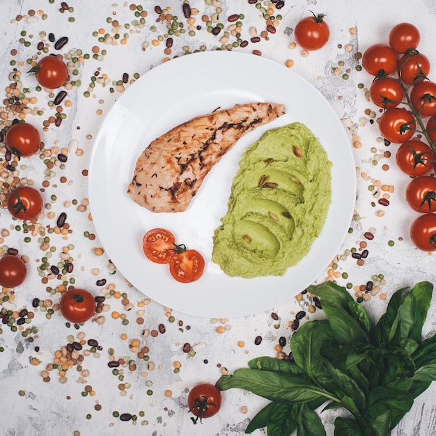 Esta foto vibrante y deliciosa presenta una variedad de alimentos coloridos y apetitosos.